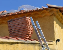 Travaux de couverture sur un toit à accès difficile  